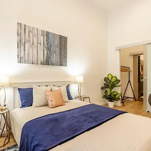 Apartment Stylish Luxury By Anna, Budapest